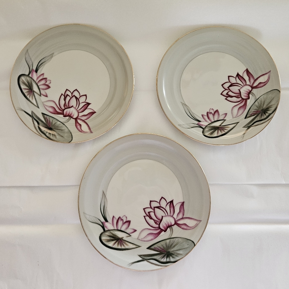 Set of 3 vintage, Royal Embassy China "Lotus" pattern plates.